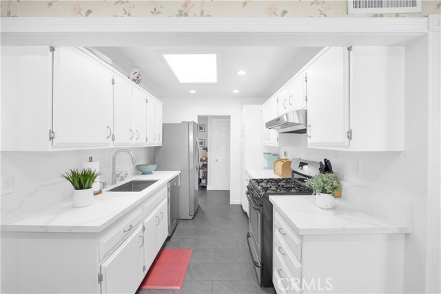 8381 E Hendrie Street, Long Beach CA: https://media.crmls.org/medias/b4c40833-16a3-4c49-8b74-5492e5d4ea3e.jpg