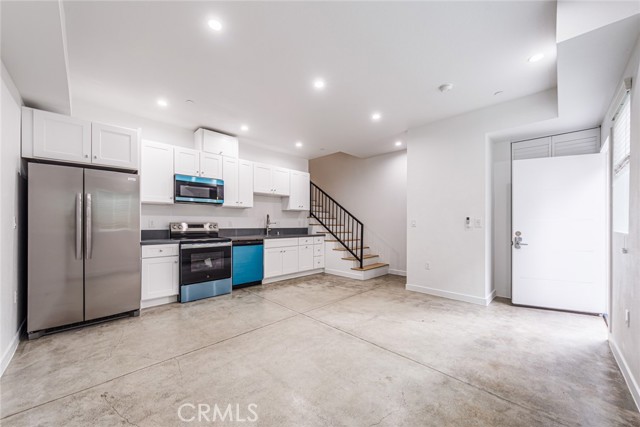 Detail Gallery Image 4 of 27 For 11839 1/2 Runnymede, North Hollywood,  CA 91605 - 4 Beds | 4 Baths