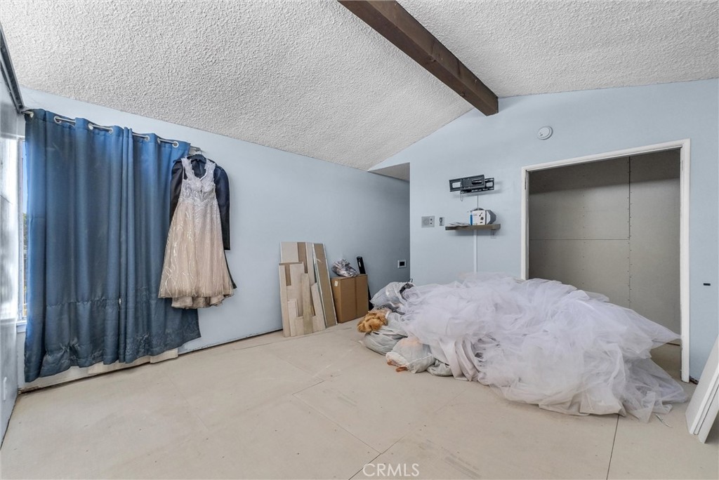 https://media.crmls.org/medias/b4cba55b-a1ec-4462-9a35-bb6391ca0777.jpg?preset=X-Large