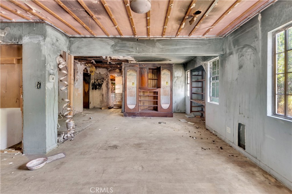 https://media.crmls.org/medias/b4cc1cc8-1efe-4cfc-8346-b154f4edf21b.jpg?preset=X-Large