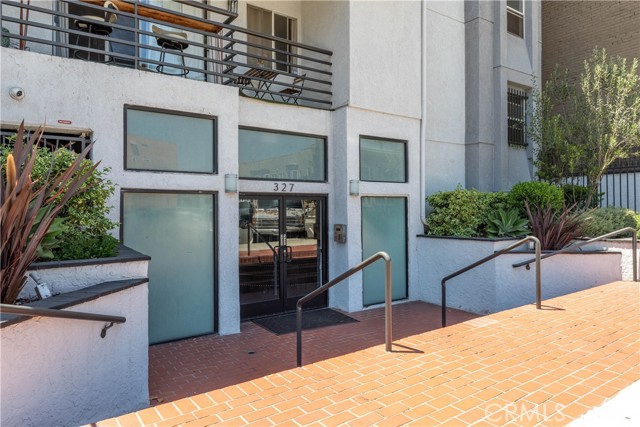 327 Chestnut Avenue, Long Beach CA: https://media.crmls.org/medias/b4cd5945-e480-4d5c-9c2e-802703cd1310.jpg