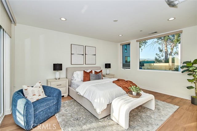 1050 N Joels Place, Los Angeles CA: https://media.crmls.org/medias/b4cedfd2-a125-413f-9ea6-b9c991129367.jpg