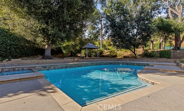 5340 Edgeware Drive, Calabasas CA: https://media.crmls.org/medias/b4cee9ed-0d5b-434f-8971-f737ba20524b.jpg