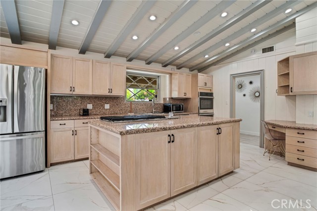 Detail Gallery Image 10 of 39 For 19710 Henshaw St, Woodland Hills,  CA 91364 - 4 Beds | 4 Baths