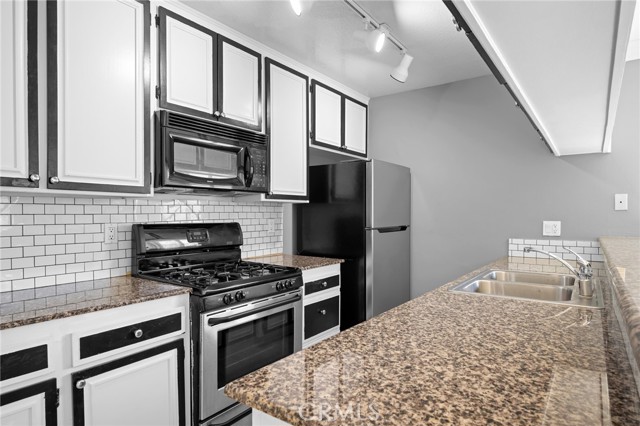 Detail Gallery Image 9 of 20 For 7045 Woodley Ave #212,  Van Nuys,  CA 91406 - 2 Beds | 2 Baths