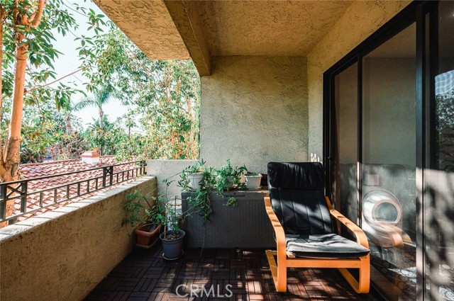 Detail Gallery Image 5 of 32 For 5009 Woodman Ave #205,  Sherman Oaks,  CA 91423 - 2 Beds | 2 Baths