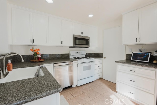 Detail Gallery Image 12 of 44 For 27224 Waterford Dr, Valencia,  CA 91354 - 3 Beds | 2/1 Baths