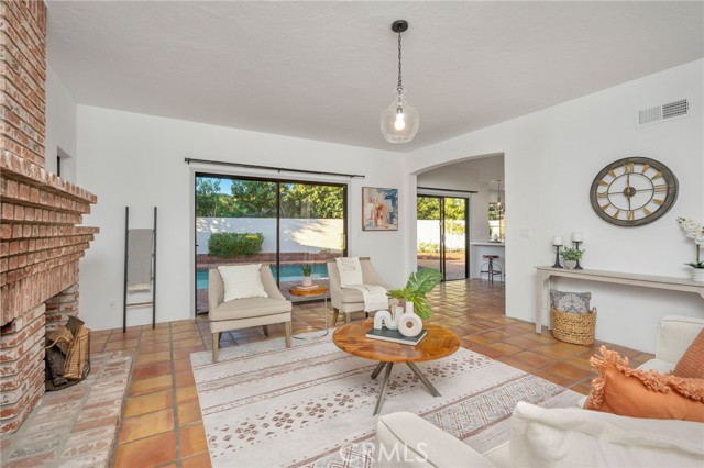 3229 Raintree Avenue, Torrance CA: https://media.crmls.org/medias/b4d1b634-adbb-45d7-8749-0998dc02b42c.jpg