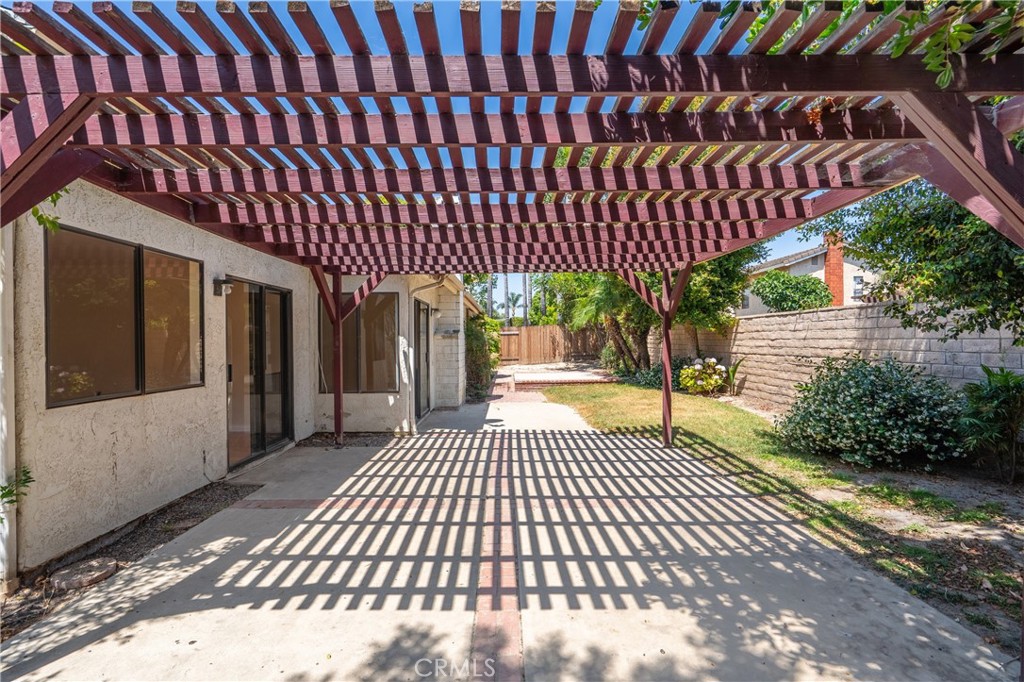 https://media.crmls.org/medias/b4d238be-2876-416c-b608-93ac04bead35.jpg?preset=X-Large