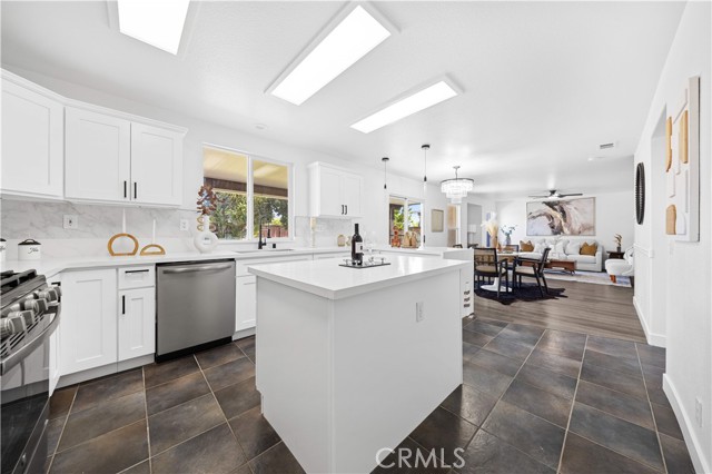 Detail Gallery Image 16 of 47 For 23296 Tulip Ct, Corona,  CA 92883 - 4 Beds | 2/1 Baths