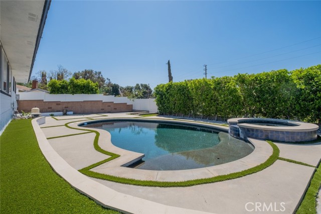 9830 Foothill Boulevard, Sylmar CA: https://media.crmls.org/medias/b4d578e0-8f83-4085-9ddf-e72458ab4820.jpg