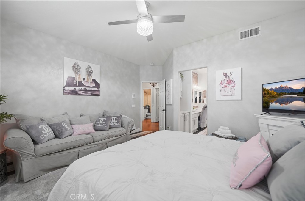 https://media.crmls.org/medias/b4d59515-701c-4d7d-a613-ce77c59d5da6.jpg?preset=X-Large