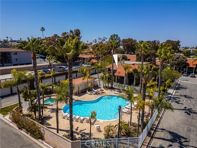 7648 Bay Drive, Huntington Beach CA: https://media.crmls.org/medias/b4d690d3-9a12-44cd-869b-afb6e840f1b9.jpg