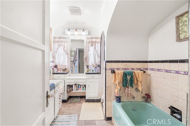 8020 Mckinley Avenue, South Gate CA: https://media.crmls.org/medias/b4d84366-116f-4091-b7fa-77a58b3862a1.jpg