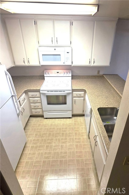 1140 E Ocean Boulevard, Long Beach CA: https://media.crmls.org/medias/b4d915c8-dbe0-435b-a1a4-6be25007ddc0.jpg