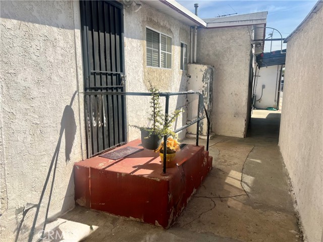 933 S La Verne Avenue, East Los Angeles CA: https://media.crmls.org/medias/b4d93818-ce5b-4e2f-aec2-169a93832abe.jpg