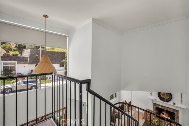17152 Escalon Drive, Encino CA: https://media.crmls.org/medias/b4da633f-d1e5-41b5-ba1c-e378387f592e.jpg