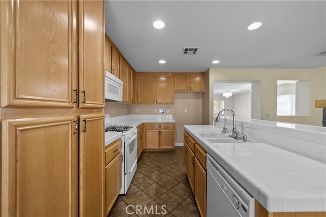 Detail Gallery Image 8 of 37 For 45541 Robinson Dr, Lancaster,  CA 93535 - 4 Beds | 2 Baths