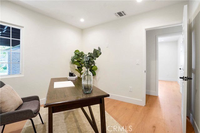 Detail Gallery Image 23 of 55 For 18324 Sylvan St, Tarzana,  CA 91335 - 4 Beds | 2 Baths