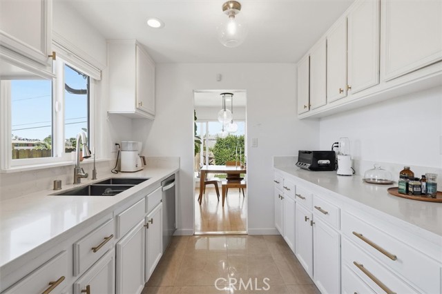 Detail Gallery Image 10 of 37 For 7337 W 88th St, Los Angeles,  CA 90045 - 4 Beds | 4 Baths