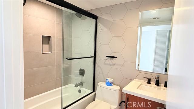 Detail Gallery Image 9 of 25 For 1418 S Cloverdale Ave, Los Angeles,  CA 90019 - 3 Beds | 3 Baths