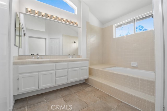 25951 Majorca Way, Mission Viejo CA: https://media.crmls.org/medias/b4e2385f-844c-44b3-9268-99494ae79f54.jpg