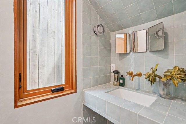 Image 34 of 66 For 647 Navy Street