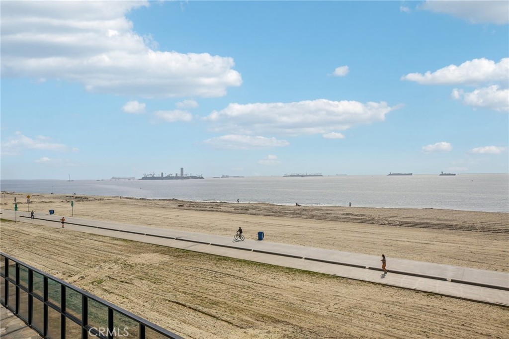 https://media.crmls.org/medias/b4e2ccd7-4b41-498c-bdc8-a339115a140f.jpg?preset=X-Large