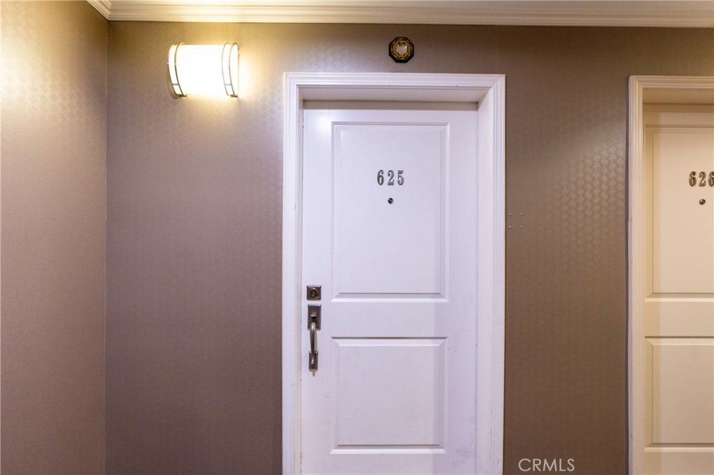 https://media.crmls.org/medias/b4e5a919-7bb5-4035-9073-79d99b5a0576.jpg?preset=X-Large