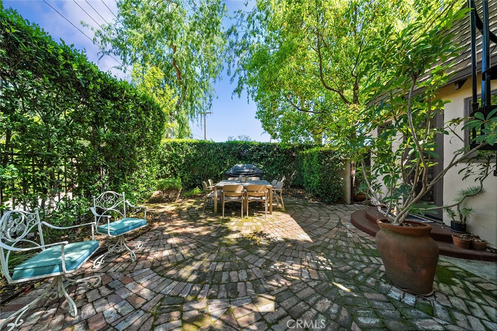 https://media.crmls.org/medias/b4e6b7fd-4d04-4798-81b3-9e10792dba14.jpg?preset=X-Large