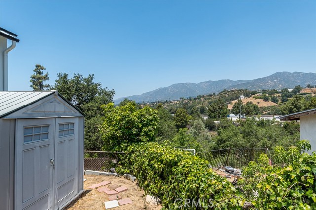 1967 Hilldale Drive, La Canada Flintridge CA: https://media.crmls.org/medias/b4e6fc97-0e3a-440b-9dc9-6907394b9efe.jpg