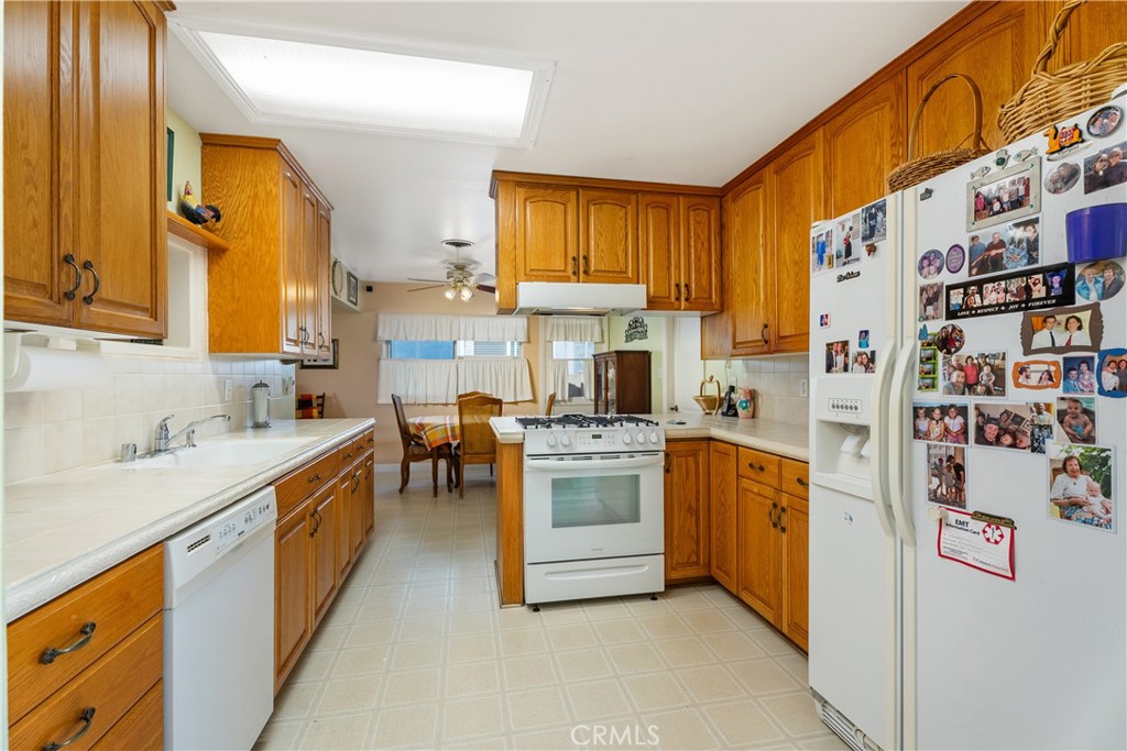 https://media.crmls.org/medias/b4e8a121-6eb1-4665-bd10-9e43161f2f98.jpg?preset=X-Large