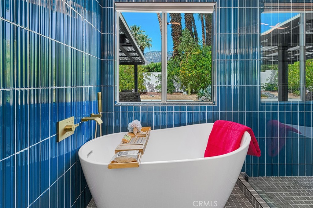 https://media.crmls.org/medias/b4ea0c11-bef0-4938-8681-484ad02b9836.jpg?preset=X-Large
