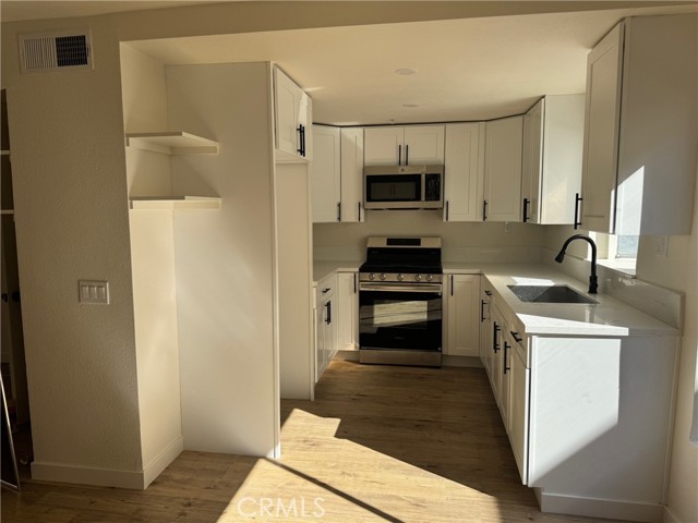 Detail Gallery Image 6 of 16 For 8800 Burnet Ave #15,  North Hills,  CA 91343 - 5 Beds | 3 Baths