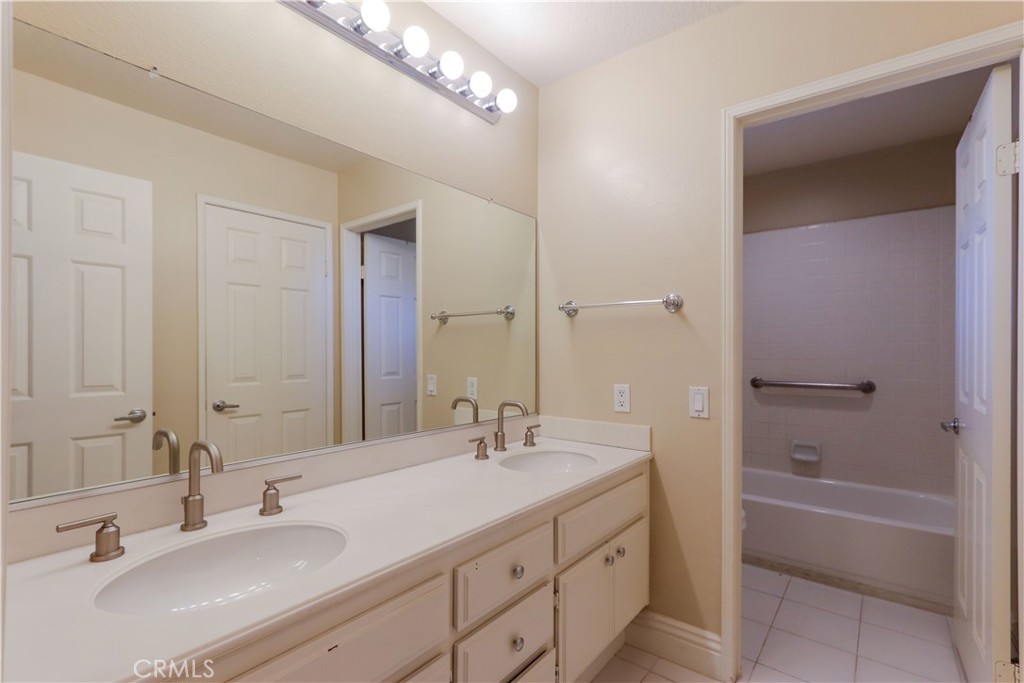 https://media.crmls.org/medias/b4edaab7-1e4f-4e94-8a89-f401c3ca78d0.jpg?preset=X-Large