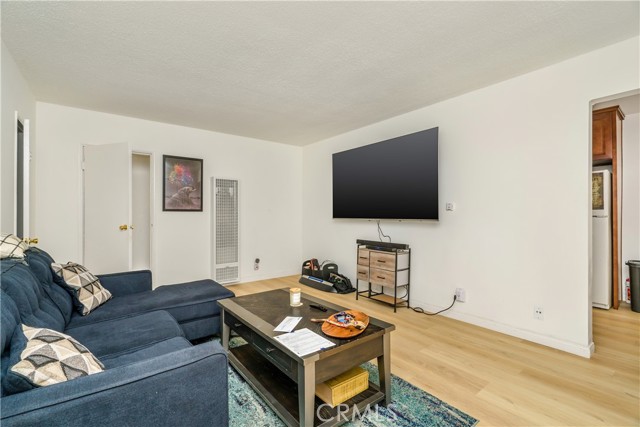 523 E Hazel Street, Inglewood CA: https://media.crmls.org/medias/b4f09d78-03e7-4d75-b563-bacbbfa88ad8.jpg