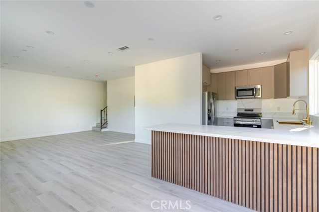 Detail Gallery Image 7 of 24 For 17428 Roscoe Bld, Northridge,  CA 91325 - 2 Beds | 2/1 Baths