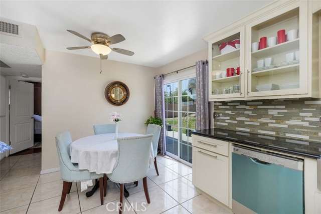 1725 Trinity Loop, Ontario CA: https://media.crmls.org/medias/b4f17476-93bf-4fab-8a97-0afd57ac249c.jpg