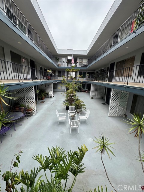 120 Alamitos Avenue, Long Beach CA: https://media.crmls.org/medias/b4f2e192-f58c-4f66-a1ed-1525920f5446.jpg