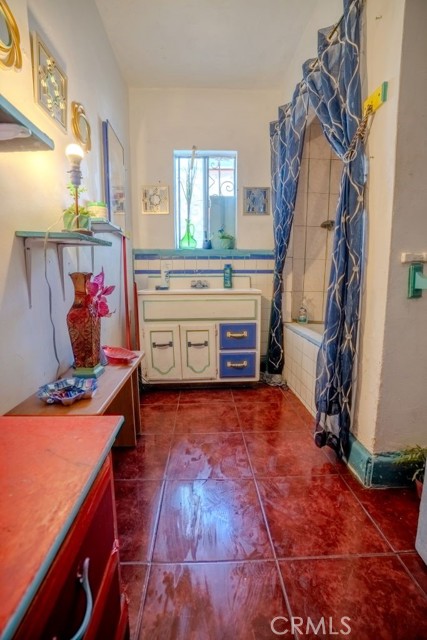 628 E 76th Place, Los Angeles CA: https://media.crmls.org/medias/b4f32dd7-fc5a-4134-9a55-634552c756c0.jpg