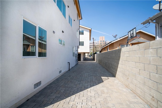 1031 N Cummings Street, Los Angeles CA: https://media.crmls.org/medias/b4f3db2c-720b-4c8b-b271-30cec1860801.jpg