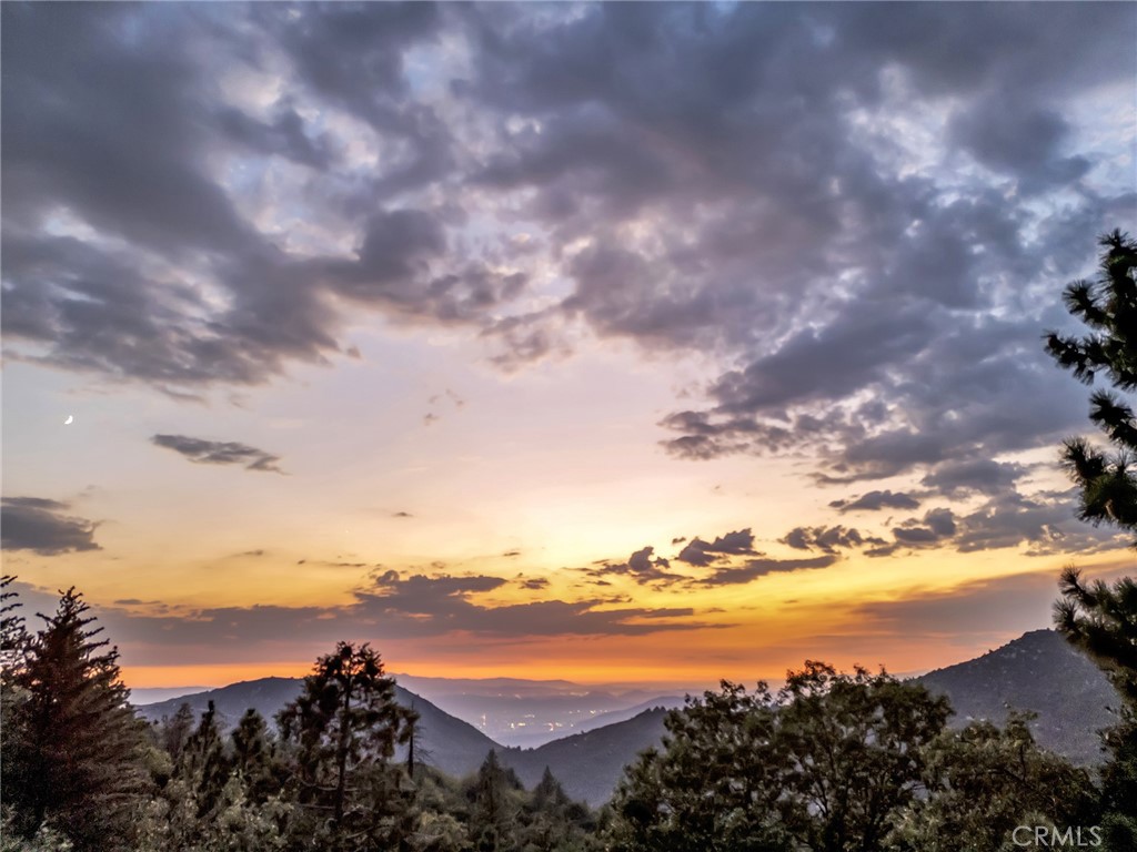https://media.crmls.org/medias/b4f7e83c-ba30-46e1-955d-50e884bb7d51.jpg?preset=X-Large