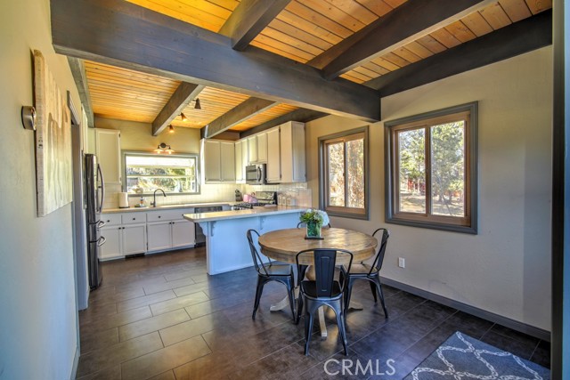 Detail Gallery Image 5 of 31 For 1412 E Big Bear Bld, Big Bear City,  CA 92314 - 3 Beds | 2 Baths