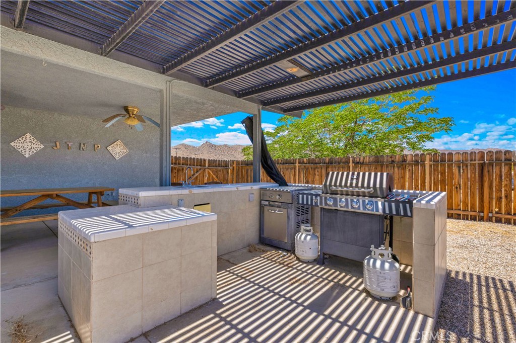 https://media.crmls.org/medias/b4fccce6-c925-42fc-a6f2-b11fabe9aa07.jpg?preset=X-Large