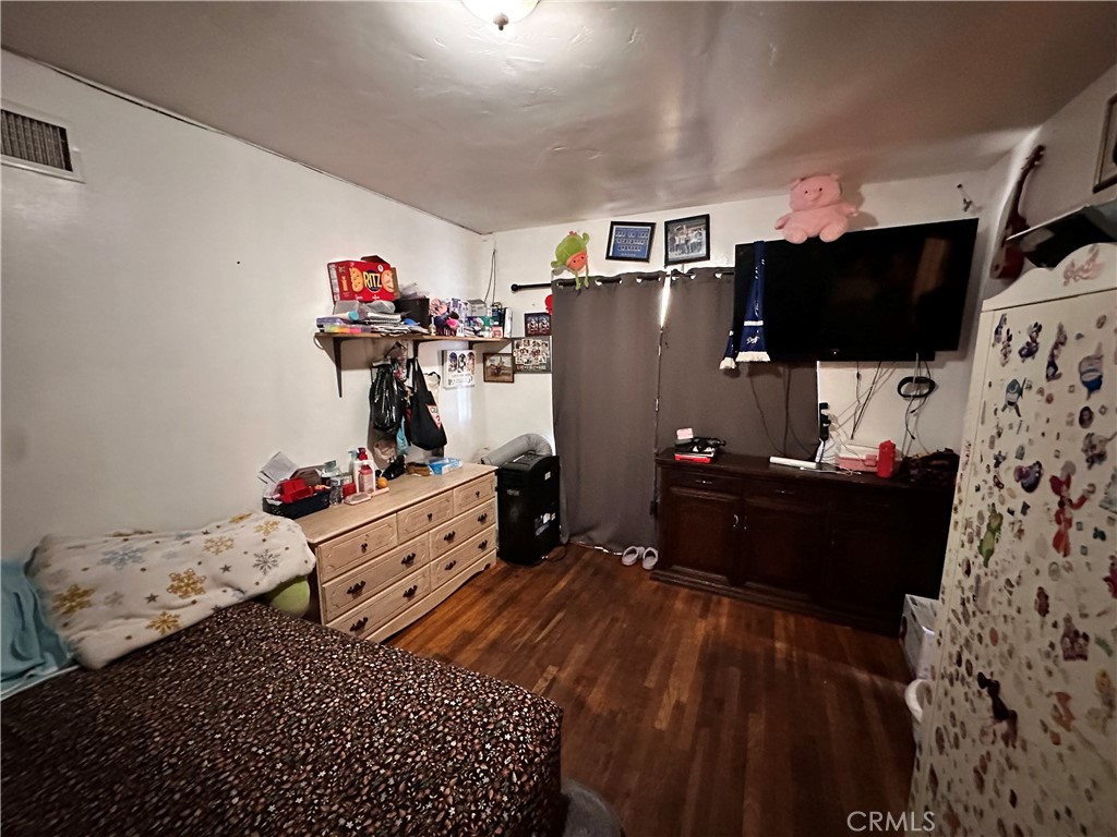 https://media.crmls.org/medias/b4fd3a41-8de0-46be-8475-00098bdfed15.jpg?preset=X-Large