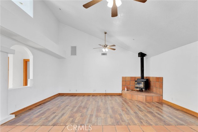 8381 White Road, Phelan CA: https://media.crmls.org/medias/b50075ba-1f82-405a-ad08-0207d9dd6c7b.jpg