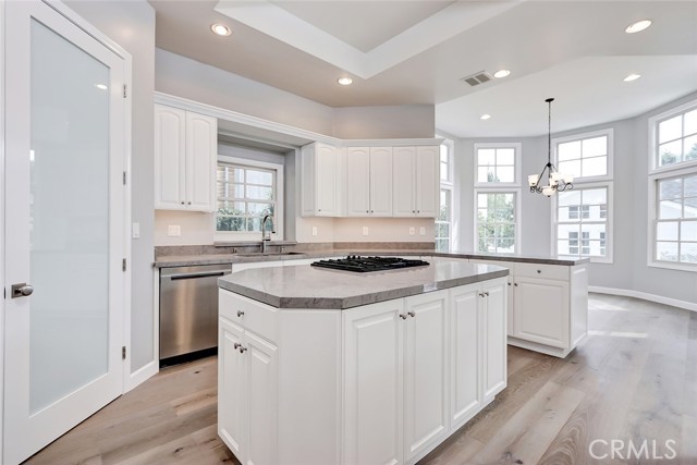 576 27th Street, Manhattan Beach CA: https://media.crmls.org/medias/b50452bf-bb30-4a4c-bb80-b11a9e33b049.jpg