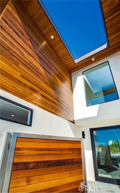 Detail Gallery Image 3 of 26 For 324 Saint Andrews Rd, Newport Beach,  CA 92663 - 5 Beds | 5/1 Baths