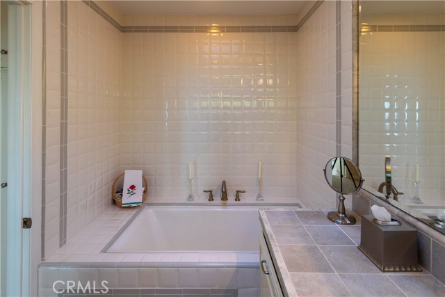 Full bath tub in primary suite