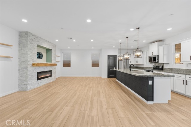 Detail Gallery Image 4 of 41 For 29120 Tanoak, Lake Elsinore,  CA 92530 - 4 Beds | 2/1 Baths